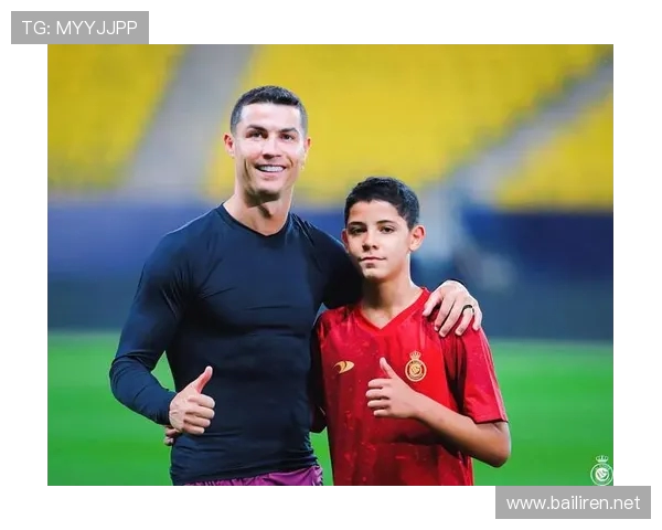 C罗母亲分享与孙子迷你罗合影15岁迷你罗身高已追平父亲C罗